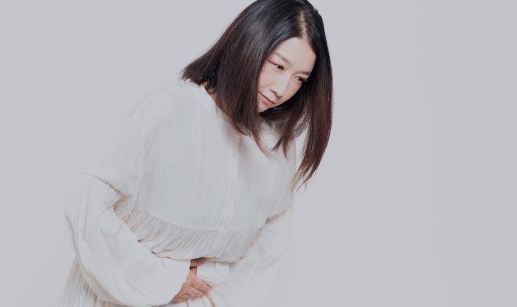 腹痛の女性