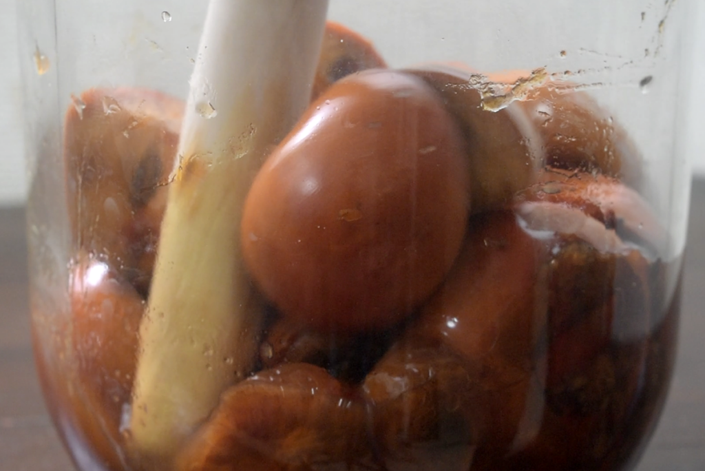 毎日潰して柿汁が出るようにします。