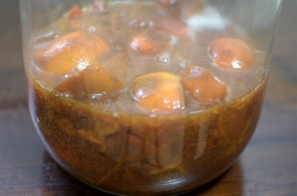 だいぶ柿汁に浸かるようになった