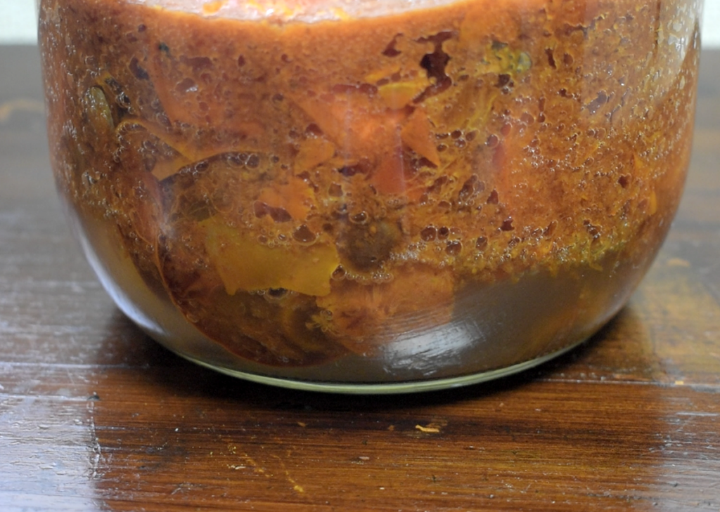 柿の発酵が進んで、柿酢の赤ちゃんができはじめた